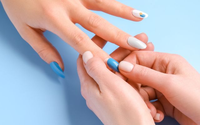 Suitable Glues for Applying Fake Nails